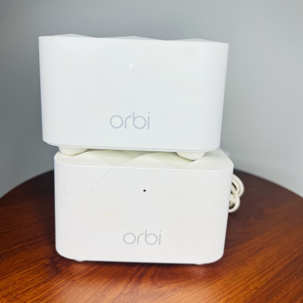 NETGEAR [RBS10] Orbi Mesh WiFi Router RBR10 and Satellite RBS10 with Power Cords - Picture 1 of 10